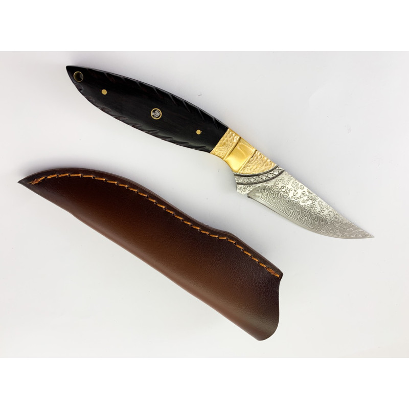 Ръчно направен ловен нож от дамаска стомана с VG 10 сърцевина и кожен калъф
