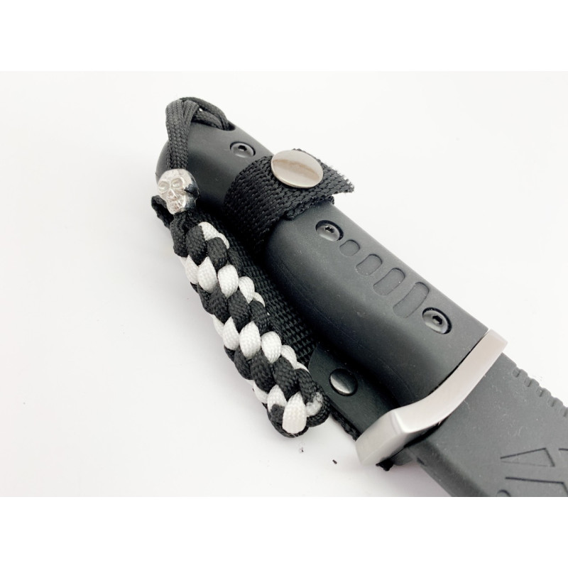 Висококачествен ловен нож от "Ножове Онлайн" с уникална дръжка.