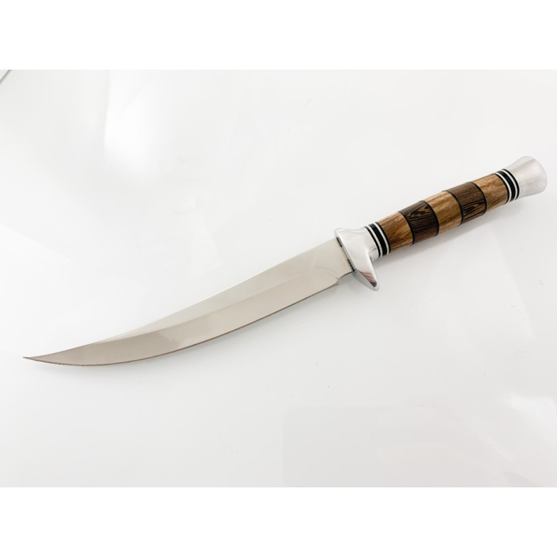 Красив ловен нож с дървена дръжка и извито острие