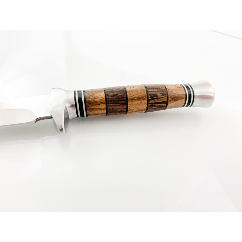 Красив ловен нож с дървена дръжка и извито острие