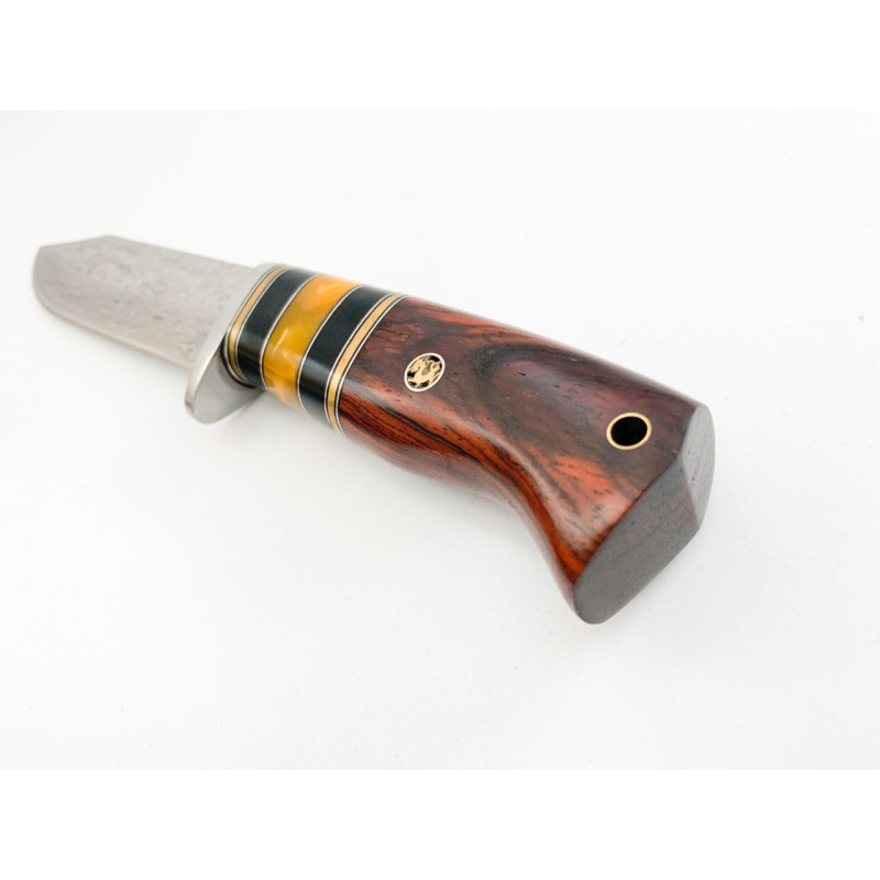Ловен нож ръчно направен от дамаска японска стомана сандалово дърво и елементи от цветен кориан