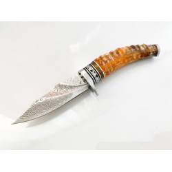 Ловен нож ръчно направен от дамаска японска стомана,дръжка от кориан имитиращ еленов рог и метален гард