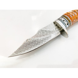 Ловен нож ръчно направен от дамаска японска стомана,дръжка от кориан имитиращ еленов рог и метален гард