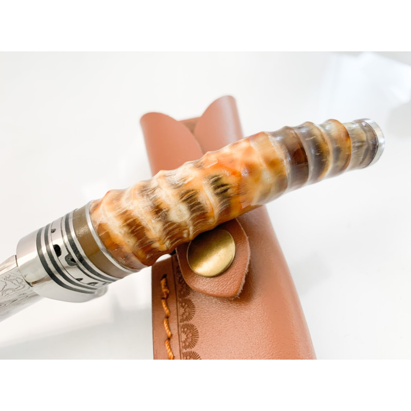 Ловен нож ръчно направен от дамаска японска стомана,дръжка от кориан имитиращ еленов рог и метален гард