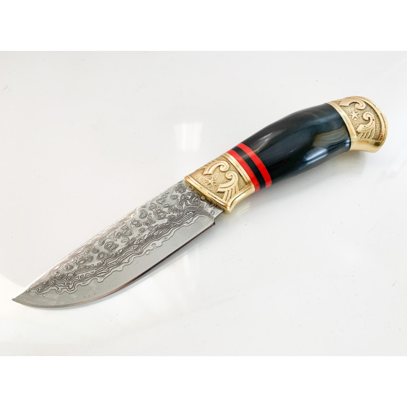 Ловен нож ръчно направен от дамаска японска стомана,с месингови гардове