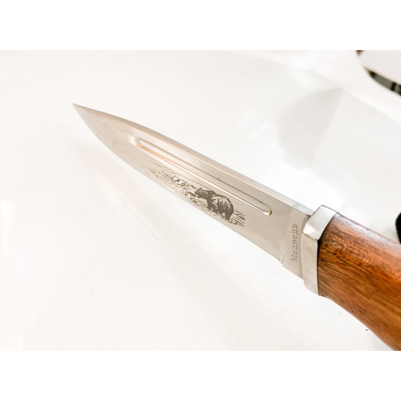 Руски ловен нож с гравирана мечка на острието стомана 65х13