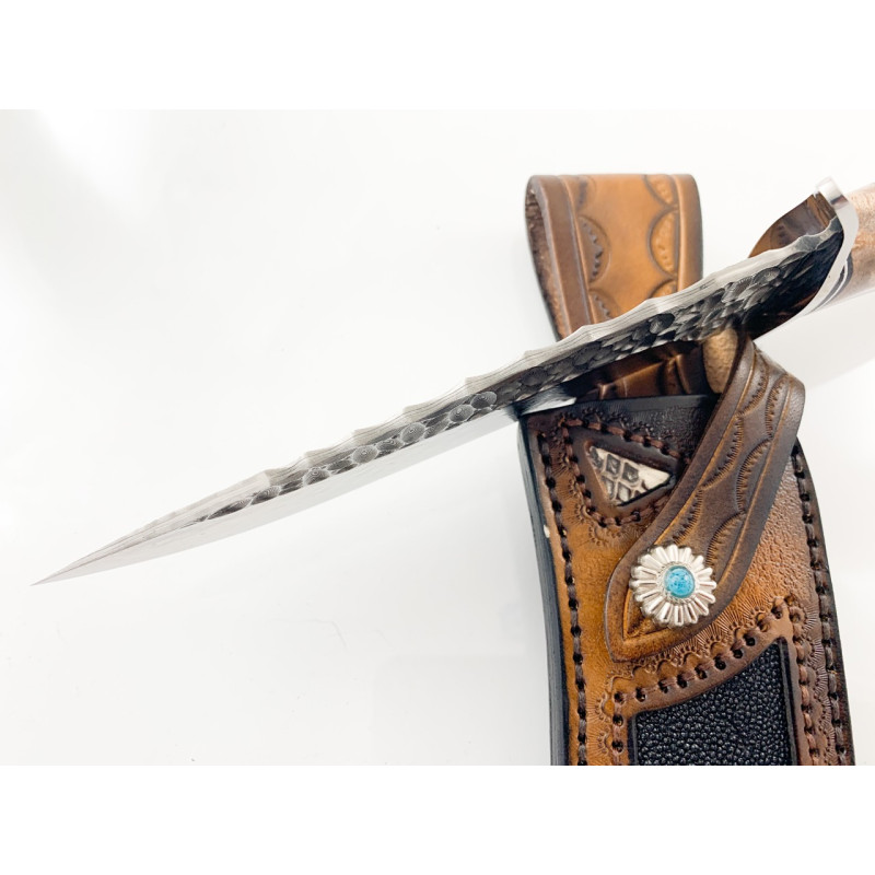 Ловен нож от дамаска стомана и дръжка от махагон