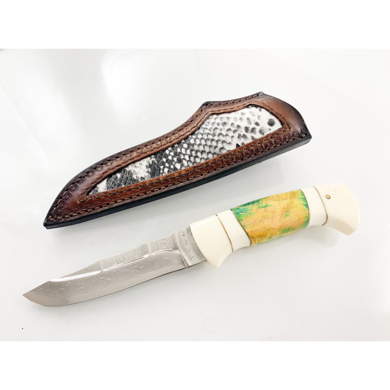 Ловен нож от дамаска стомана и дръжка от бял и цветен кориан