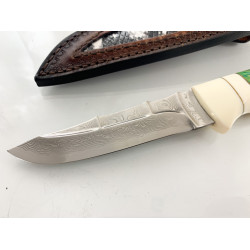 Ловен нож от дамаска стомана и дръжка от бял и цветен кориан