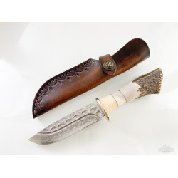 Ръчно направен ловен нож от японска дамаска стомана с VG 10 сърцевина и еленов рог дръжка