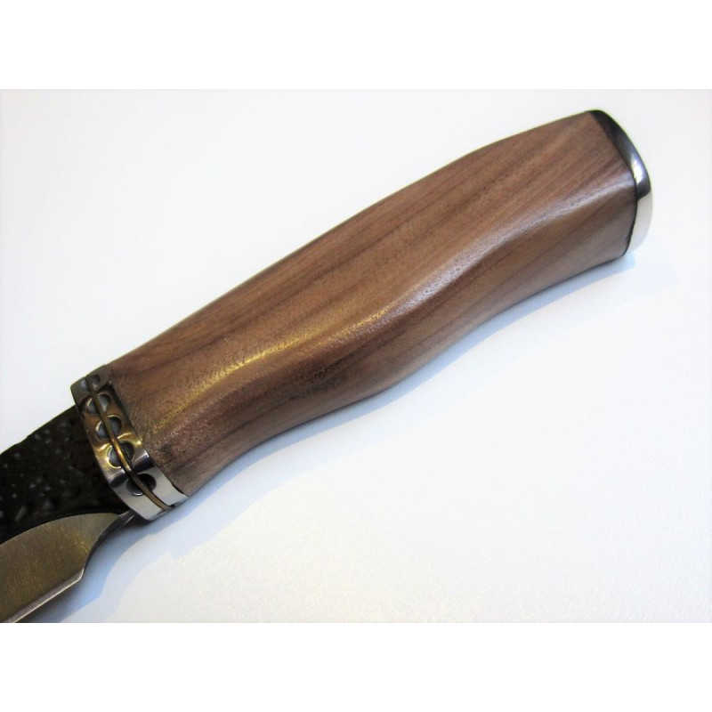 Красив добре балансиран ловен нож с фиксирано релефно острие
