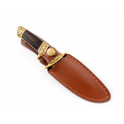 Ръчно направен ловен нож от дамаска стомана с VG 10 сърцевина и месингови гардове