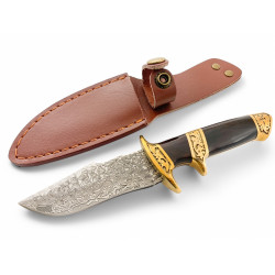 Ръчно направен ловен нож от дамаска стомана с VG 10 сърцевина и месингови гардове