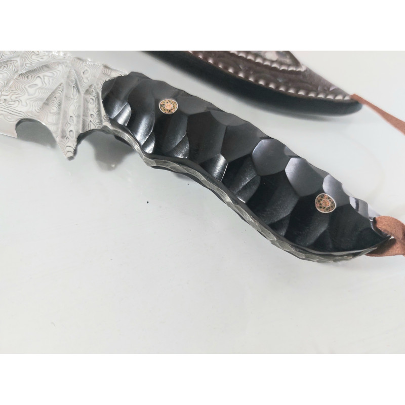 Ловен нож ръчно направен от дамаска японска стомана футуристичен дизайн