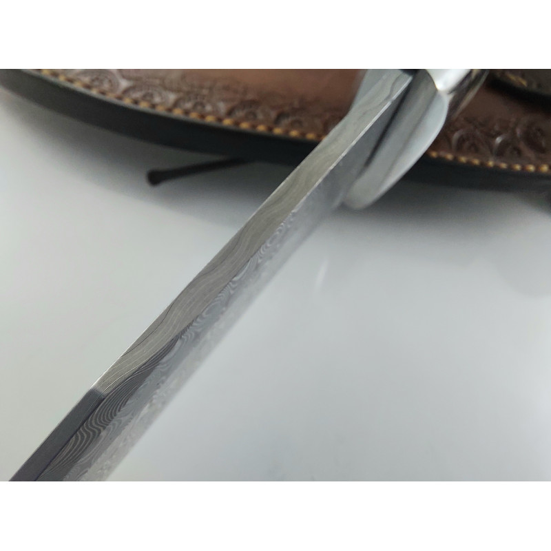 Ръчно направен ловен нож от кована дамаска стомана с дръжка от сандалово дърво и кориан
