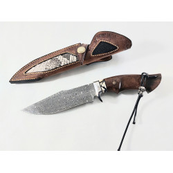 Ръчно направен ловен нож от кована дамаска стомана с дръжка от сандалово дърво и кориан