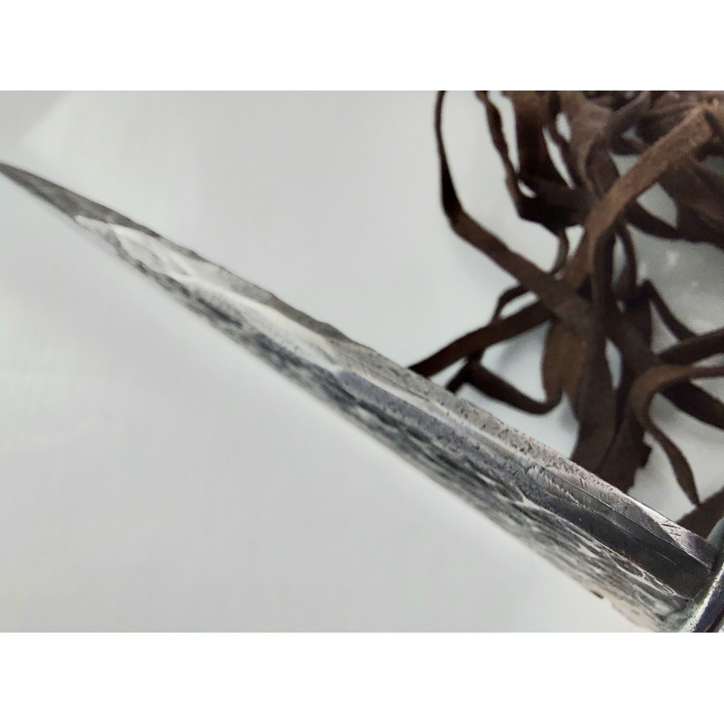 Ловен нож ръчно направен от дамаска стомана и кост от щраус