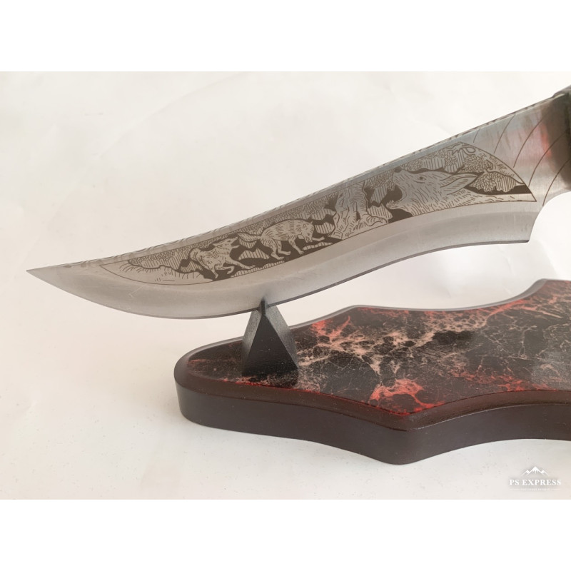 Колекционерски ловен нож уникален със своето гравирано с Вълци острие