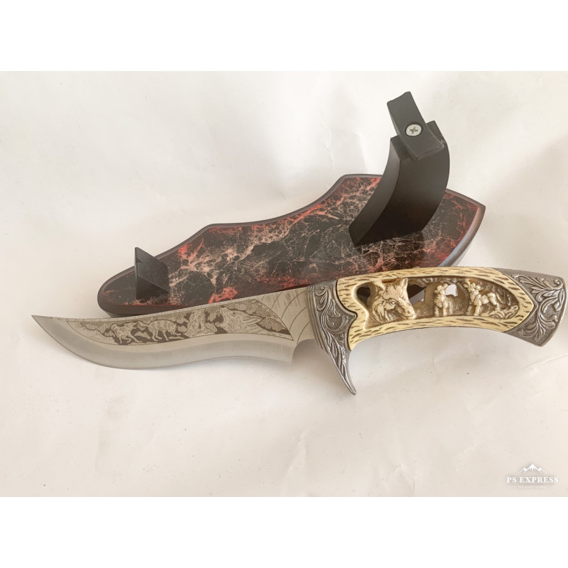 Колекционерски ловен нож уникален със своето гравирано с Вълци острие