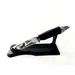 Ловен нож с гравиран Вълк и метална глава за колекция или подарък с поставка