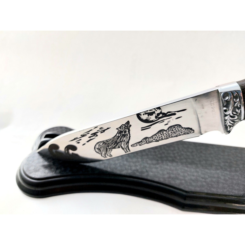 Ловен нож с гравиран Вълк и метална глава за колекция или подарък с поставка
