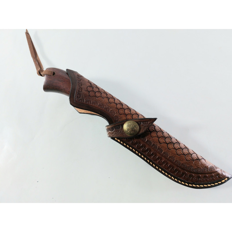 Ловен нож ръчно направен от дамаска японска стомана и кожена кания