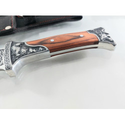 Голям ловен нож с инкрустирани елен,ловец и пантера на дръжката и острието Columbia KB3188