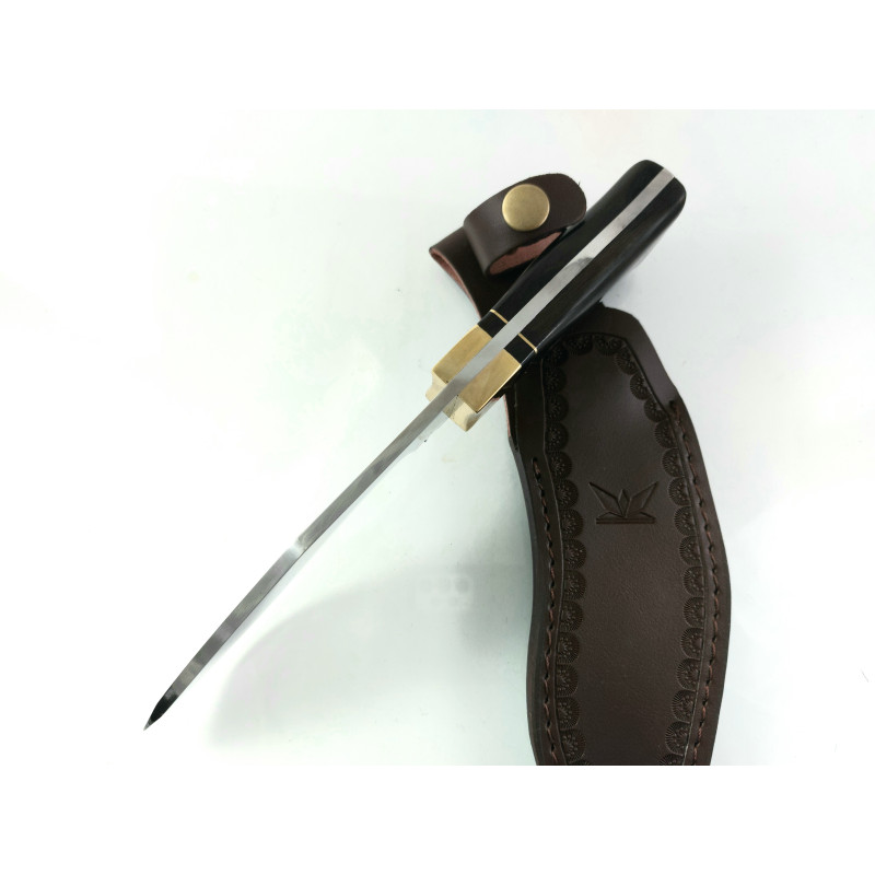 Ловен нож тип кукри с кожена кания ръчно изработен фултанг с месингов гард