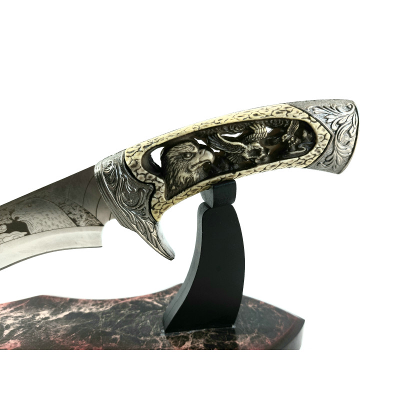 Уникален ловен нож с красива дървена поставка с гравиран орел на дръжката