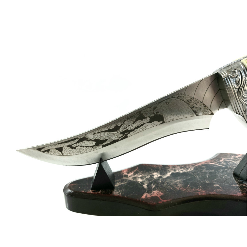 Уникален ловен нож с красива дървена поставка с гравиран орел на дръжката