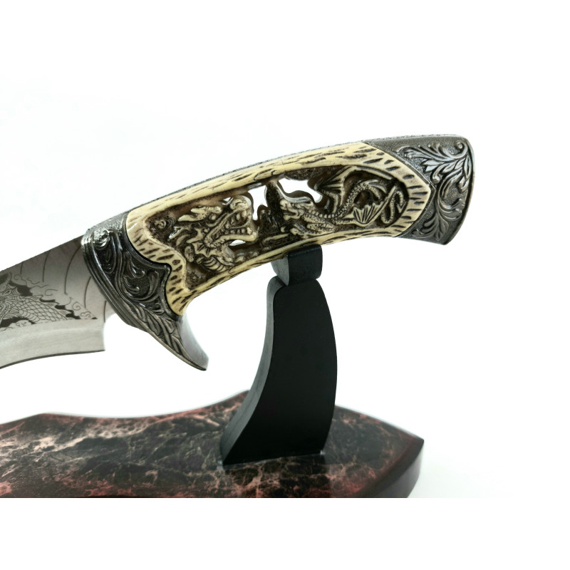 Уникален ловен нож с красива дървена поставка с гравиран Дракон на дръжката