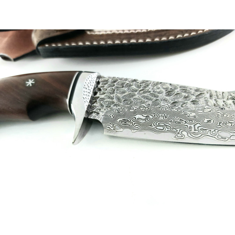 Ръчно направен ловен нож от Японска дамаска стомана и метален гард с кафява дръжка