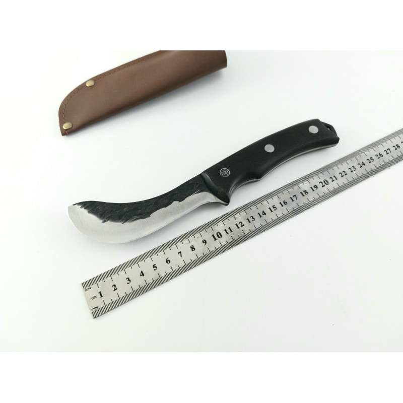 Ловен нож ръчно кован  с дръжка от махагон извито острие