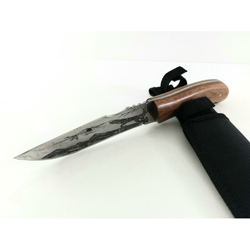Ловен нож с инкрустиран ловец
