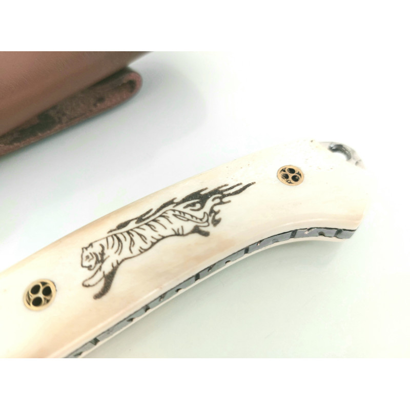 Ловен нож фултанг от японска дамаска стомана,еленов рог чирени с гравиран тигър и сандалово дърво