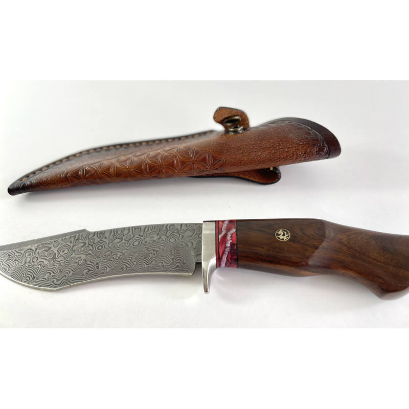 Ръчно направен ловен нож от кована дамаска стомана с дръжка от махагоново дърво