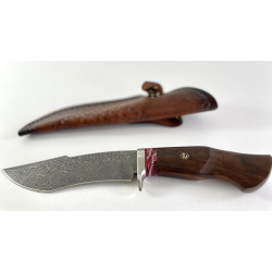 Ръчно направен ловен нож от кована дамаска стомана с дръжка от махагоново дърво