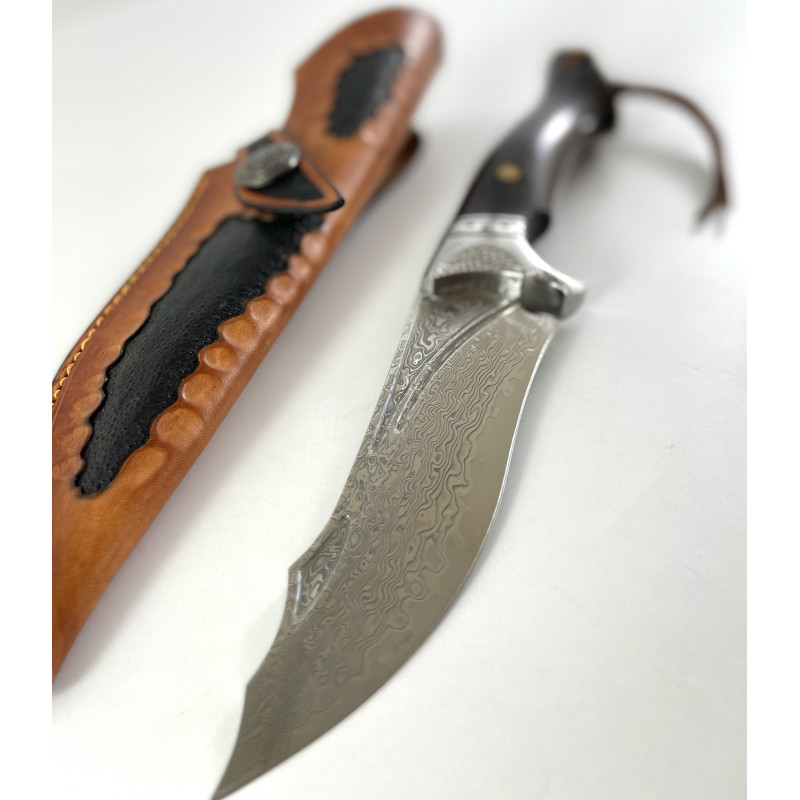 Ловен нож ръчно направен от дамаска японска стомана,дръжка от  абанос