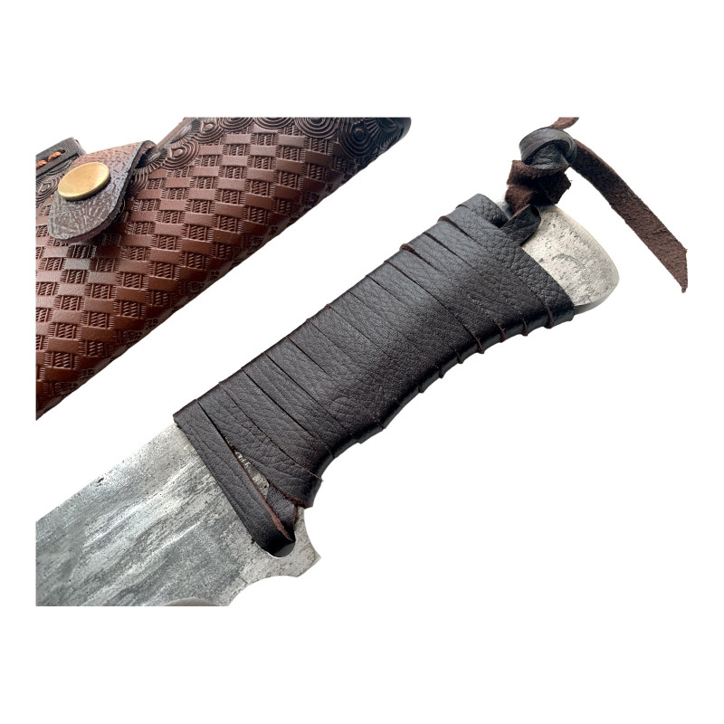 Ръчно направен кован ловен нож с кожена кания от цяло парче стомана
