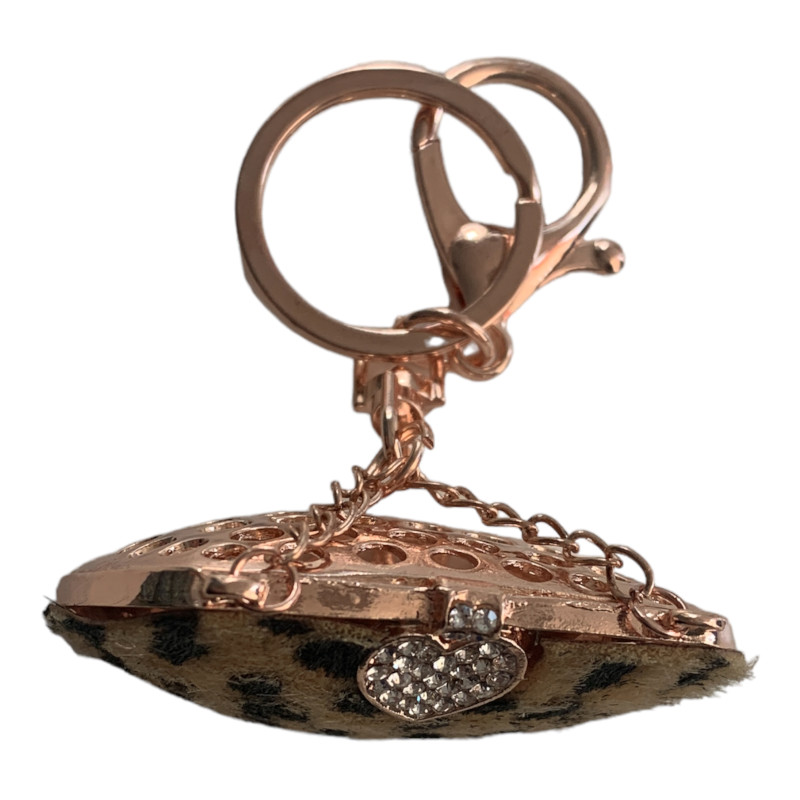 Луксозен аксесоар със стилно излъчване Метален ключодържател с шарка кожа от гепард, предназначен за елегантни дамски чанти