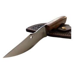 Ръчно изкован нож Craftsman с дамаска стомана и орнаментирана кожена кания Ръчно изкован нож Craftsman с дамаска стомана и орнаментирана кожена кания