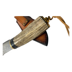 Ловен нож  дамаска стомана и дръжка от еленов рог, съпроводен с ръчно изработена кожена кания