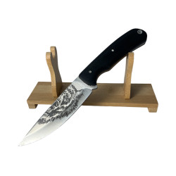 Ловен нож с гравирана мечка и бамбукова поставка - перфектен подарък за любителите на природата