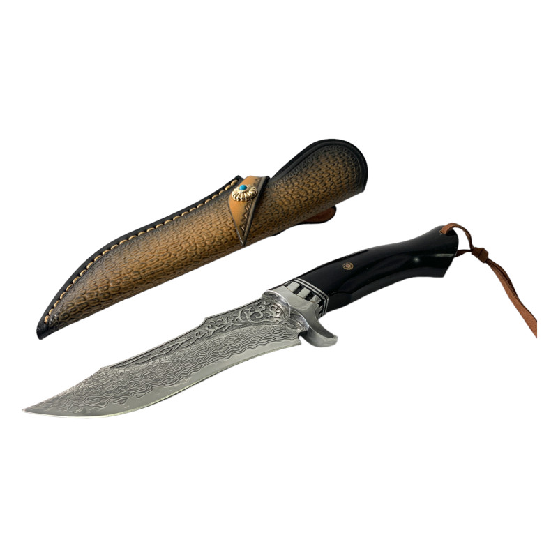 Ловен нож с дамаска стомана и украсен кожен калъф