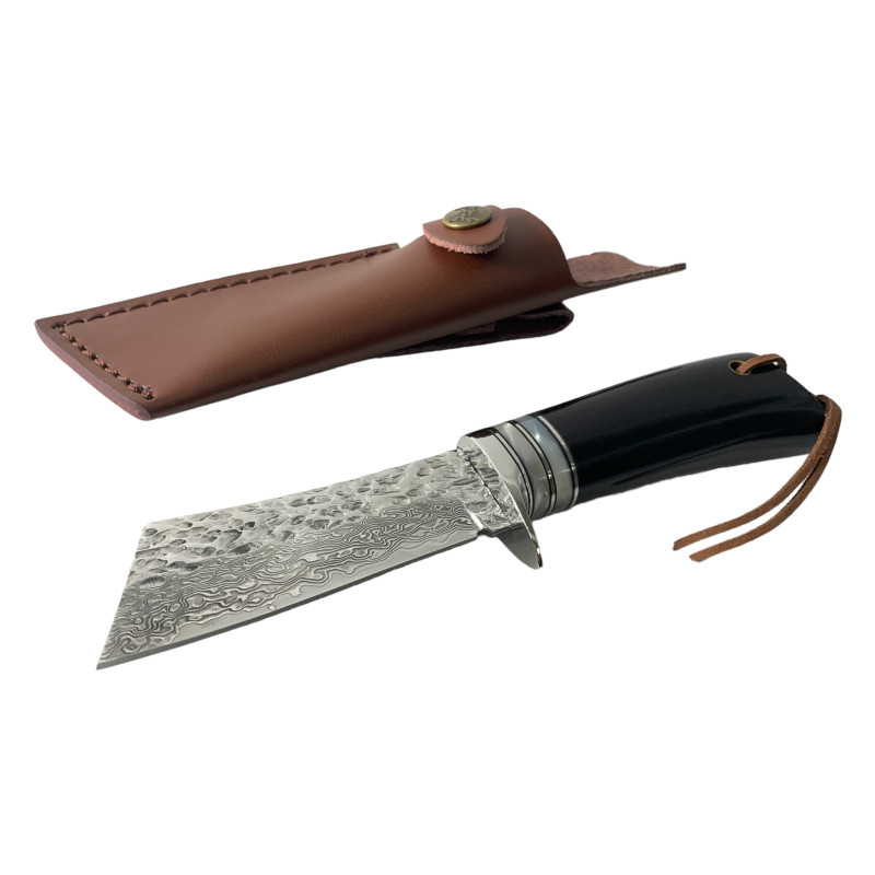 Елегантен ловен нож с острие от дамаска стомана и кожен калъф
