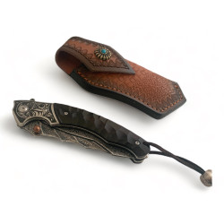 Артистично изработен сгъваем нож с гравирани детайли и кожен калъф