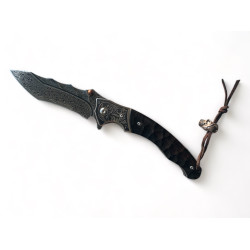 Артистично изработен сгъваем нож с гравирани детайли и кожен калъф