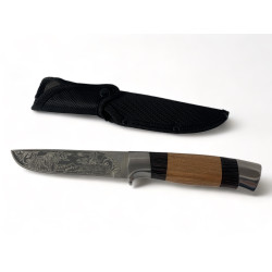 Ловен нож 'Дивата сага' с двойна гравюра и уникален дизайн на дръжката