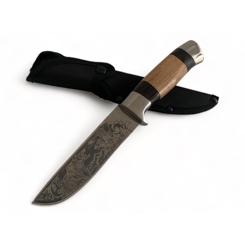 Ловен нож 'Дивата сага' с двойна гравюра и уникален дизайн на дръжката