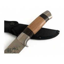 Ловен нож 'Дивата сага' с двойна гравюра и уникален дизайн на дръжката